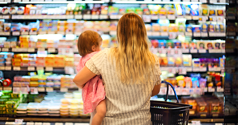 Mère et son enfant devant un présentoir à l'épicerie