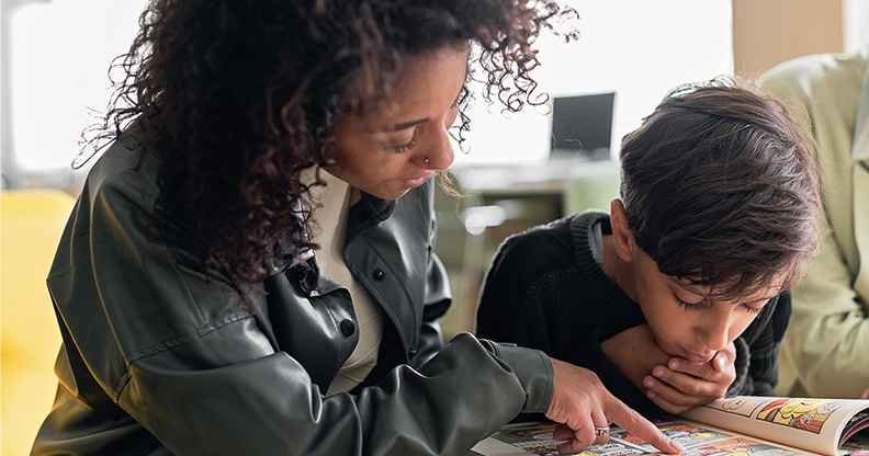 Femme et enfant en train de faire la lecture